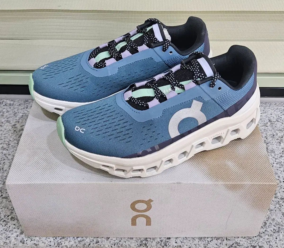 オンランニング クラウドモンスター レディース ランニングシューズ 235mm ダスト ヴェイパー 新品