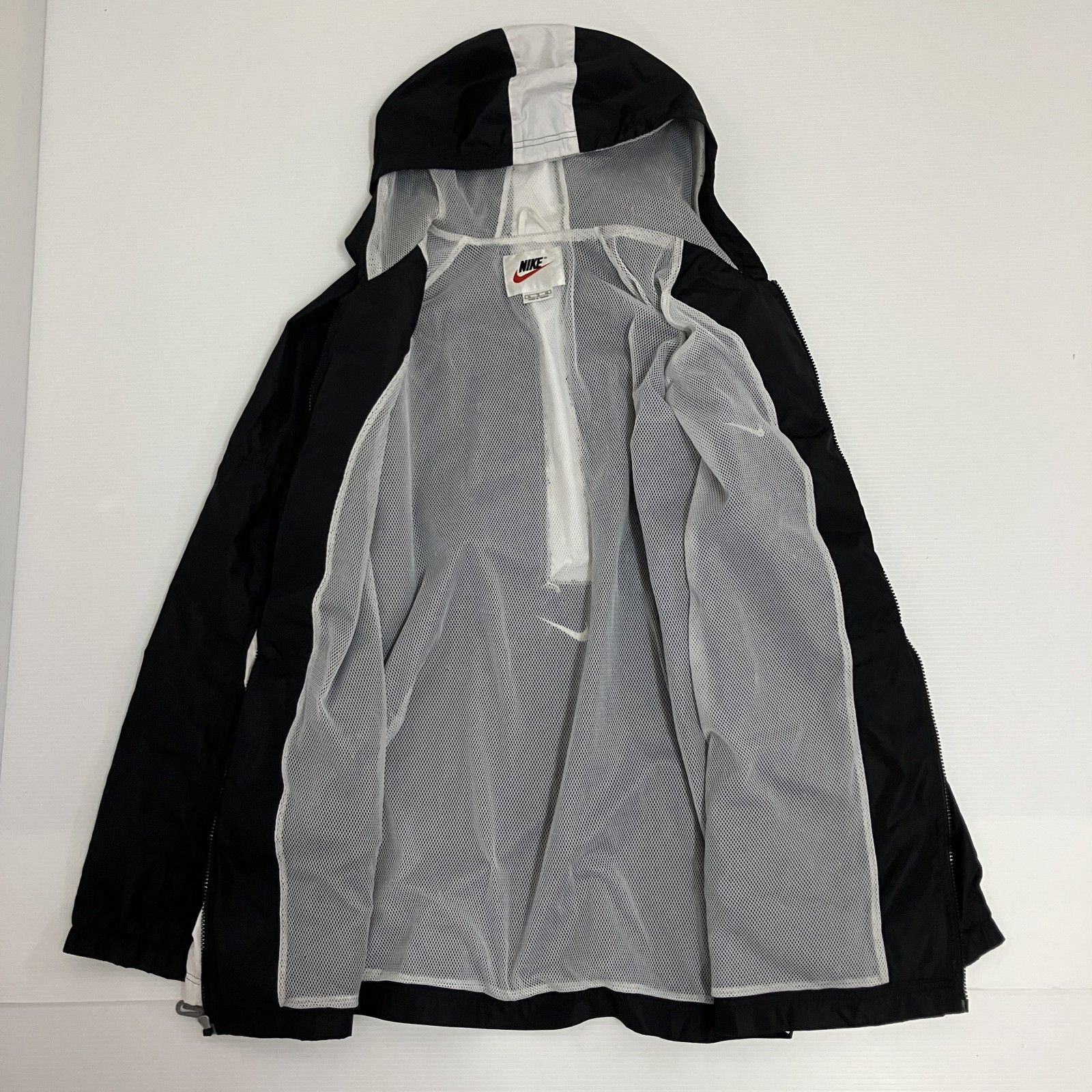NIKE ナイキ ナイロンジャケット 刺繍 裏地メッシュ ブラック XL NIKE ナイキ ナイロンジャケット 銀タグ 刺繍ロゴ XL相当 黒×白 切替