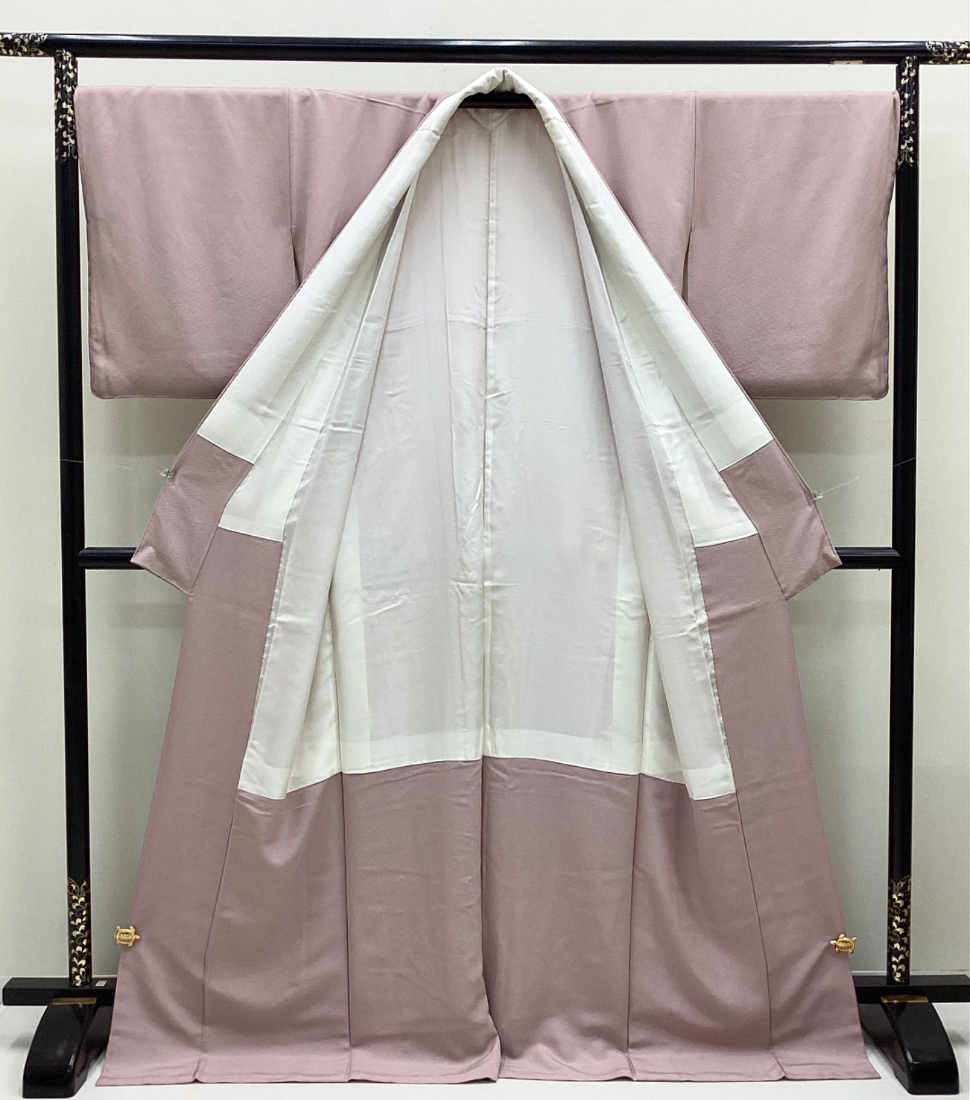 はな♡プロフご一読を ◆685と610の2点◆未使用◆正絹袷色無地　紋縮緬 新品未使用 袷着物 色無地 なにわねず色 縫紋 正絹R165 - メルカリ