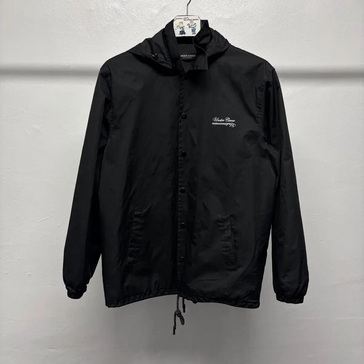アンダーカバー コーチジャケット ナイロンジャケット UNDERCOVER（アンダーカバー） 裏地メッシュ バックプリント ナイロン