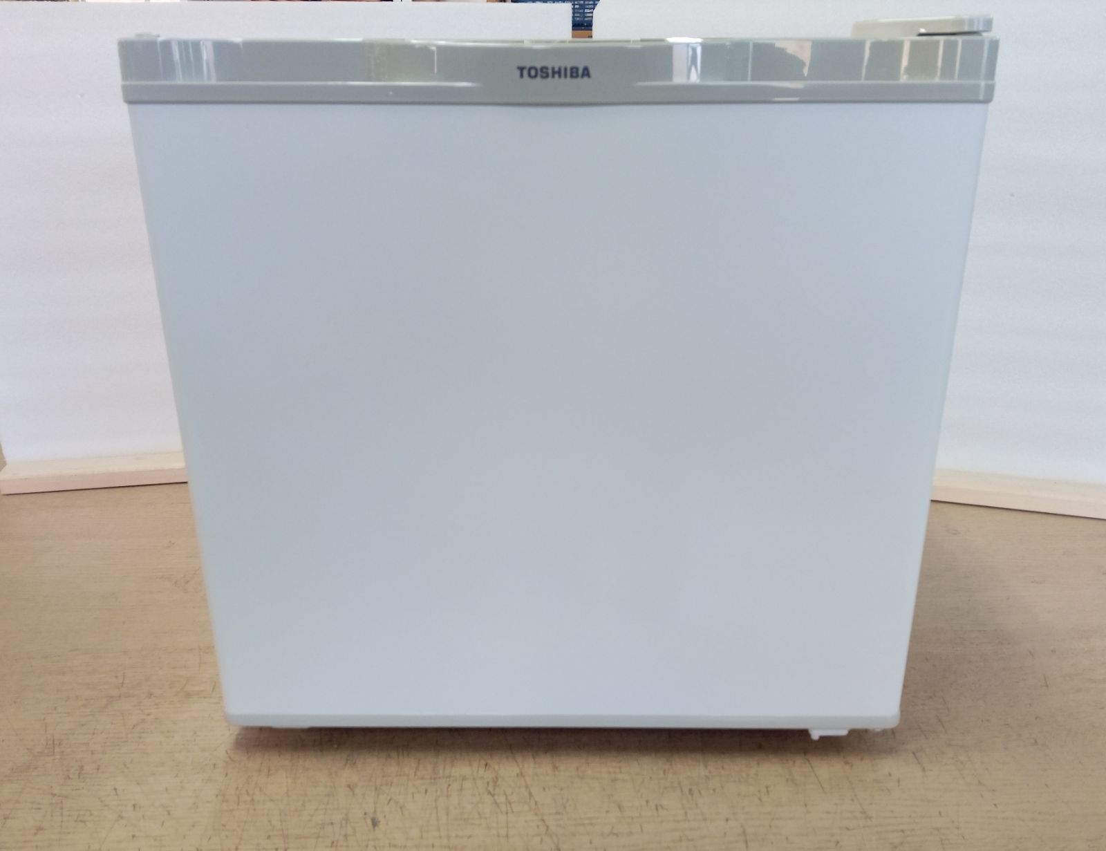 中古品】ワンドア冷蔵庫（右開き） 東芝製 GR-HB30GA（W） 27L 年式 