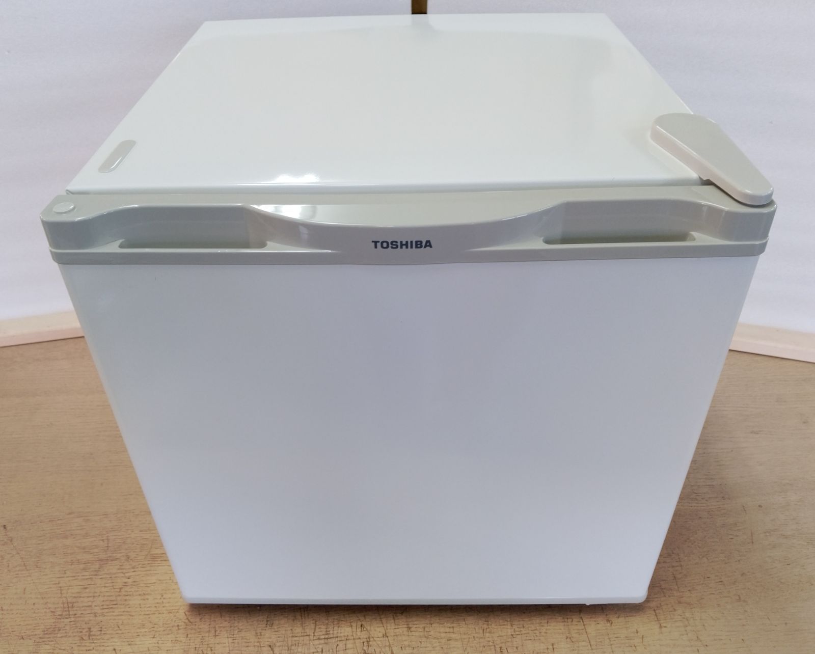 中古品】ワンドア冷蔵庫（右開き） 東芝製 GR-HB30GA（W） 27L 年式 