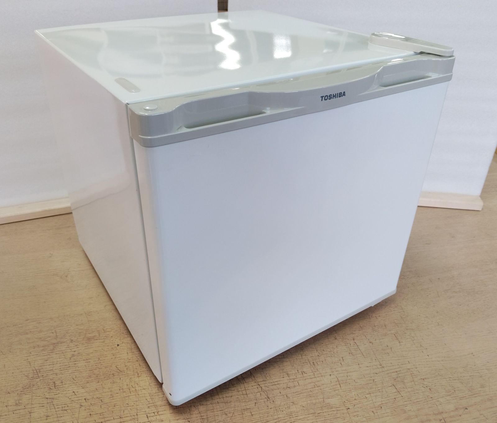 中古品】ワンドア冷蔵庫（右開き） 東芝製 GR-HB30GA（W） 27L 年式 