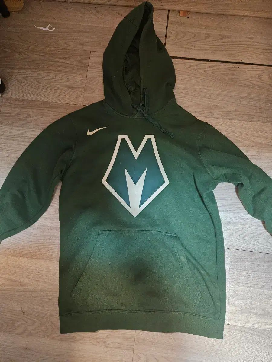 ナイキ NBA ミルウォーキー・バックス フードTシャツ グリーン