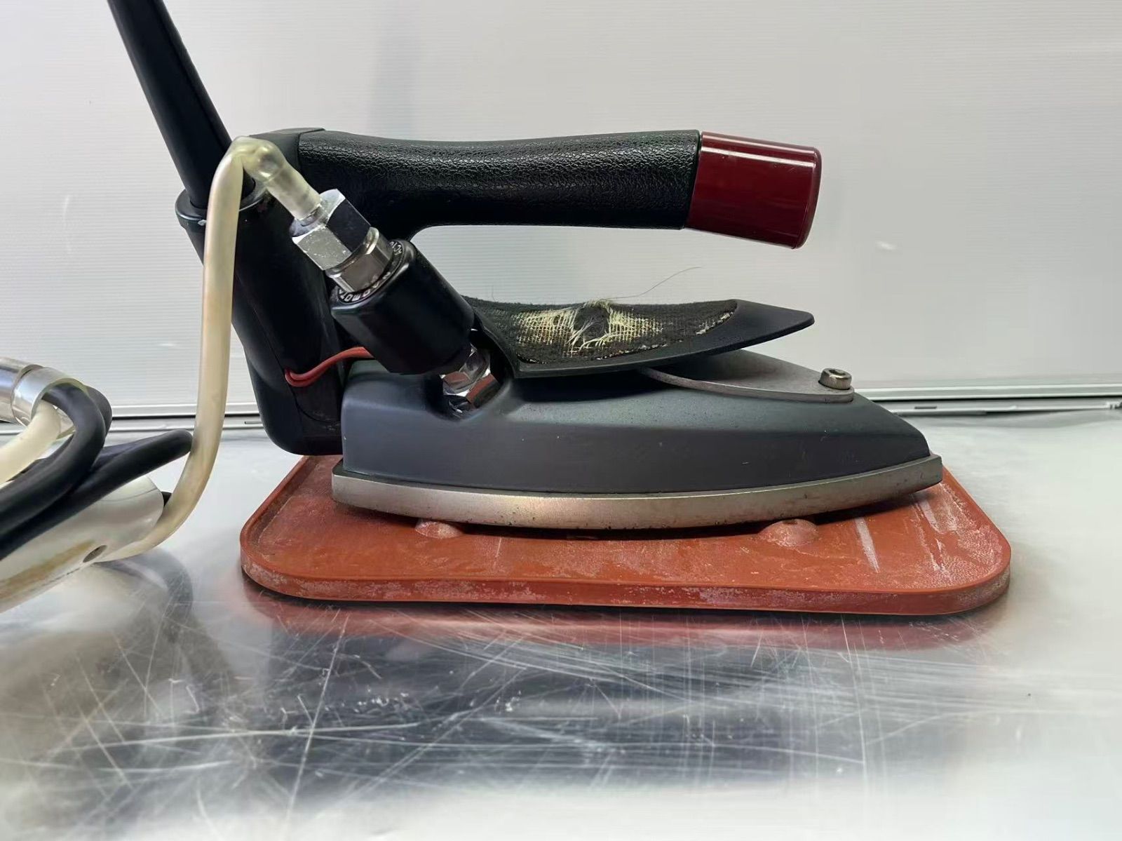 （動作品）ナオモト　NAOMOTO　アイロン　業務用滴下式ハイスチームアイロン　吊り下げ式 6,150円