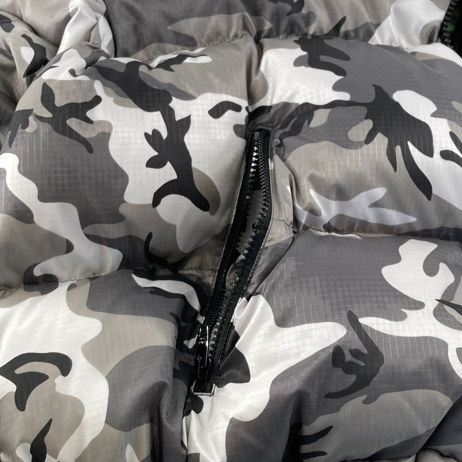 CELINE(セリーヌ) 22AW カモフラ総柄 ダウンジャケット 2W771153Q