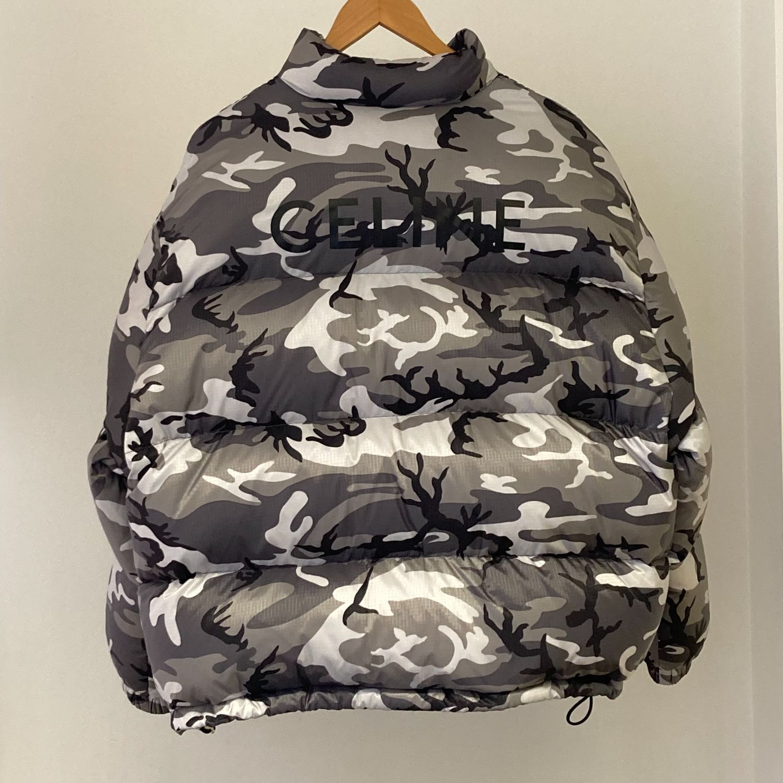 CELINE(セリーヌ) 22AW カモフラ総柄 ダウンジャケット 2W771153Q