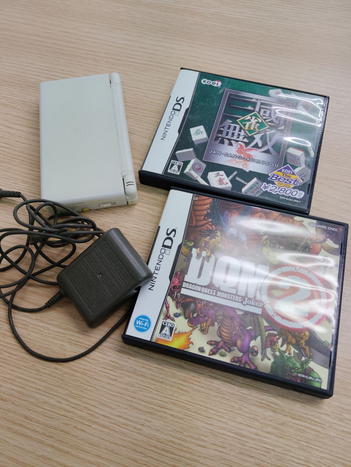 ソフト二点とDSLite本体 ニンテンドーDS Liteと2本のゲームソフト付き。 ニンテンドーDSLiteと2
