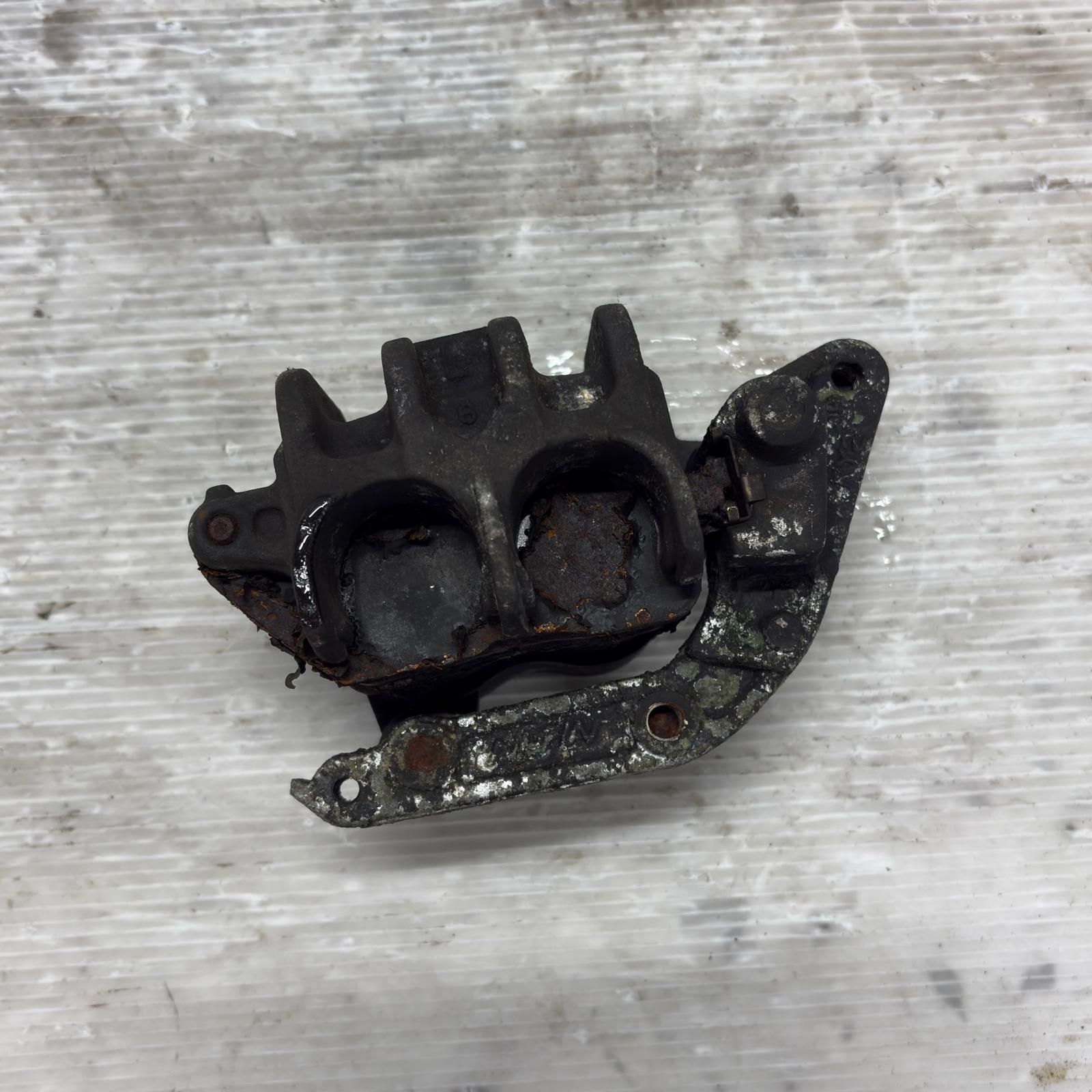 ホンダ　CB400SF バージョンS NC31 フロントキャリパー ホンダ CB400SF バージョンS NC31 フロントキャリパー 【公式通販】