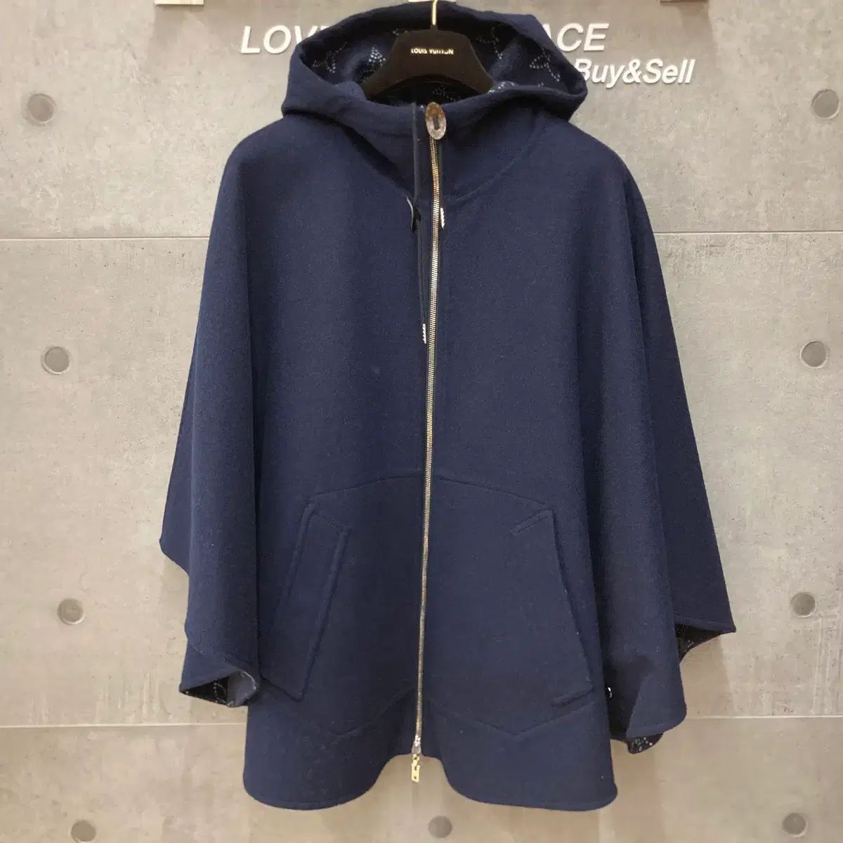 ルイヴィトン リバーシブル モノグラム ケープ コート ネイビー 1a9l4w