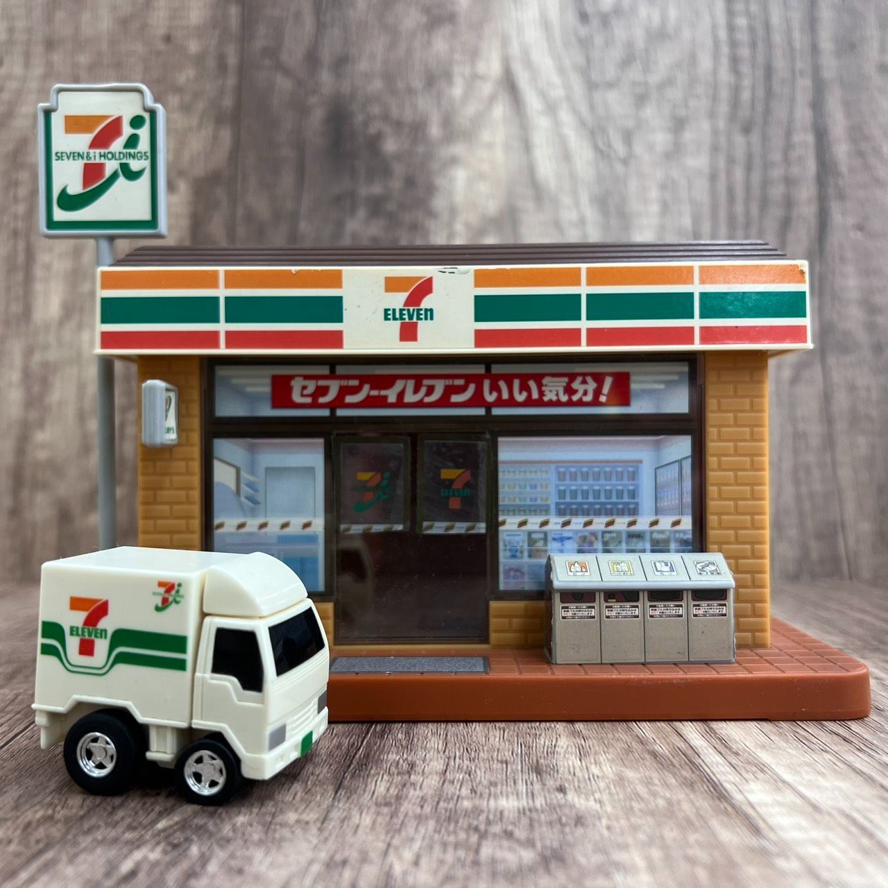 セブンイレブン 35周年記念貯金箱&チョロQ 非売品 - メルカリ