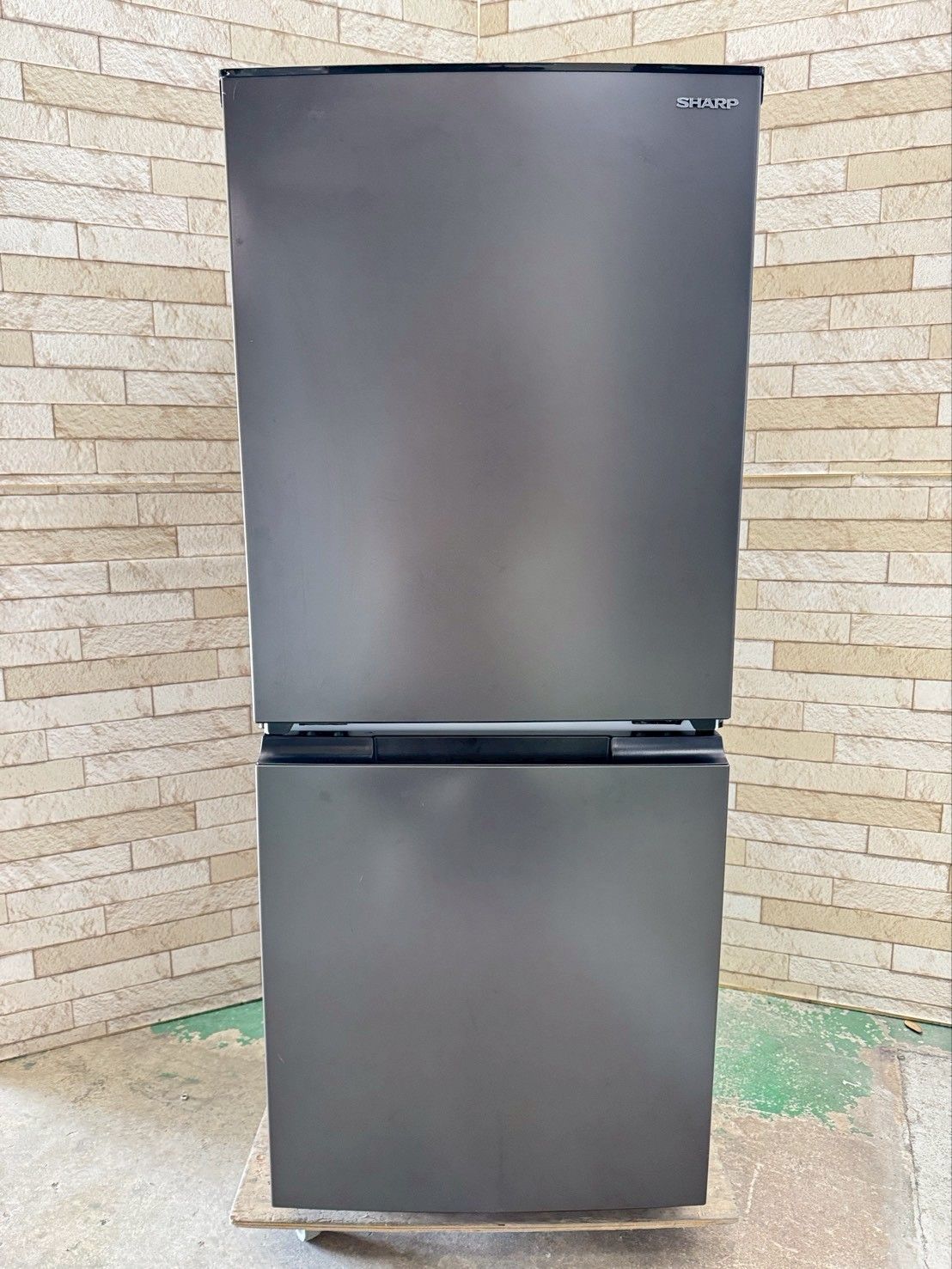 大阪送料無料★3か月保障付★冷蔵庫★2023年★SJ-D15J-H★SR-258 大阪送料無料☆3か月保障付き☆冷蔵庫☆シャープ☆2ドア☆2023年☆SJ