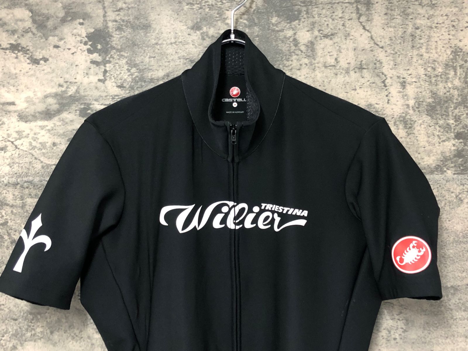 美品 CASTELLI カステリ ロッソコルサ サイクルジャケット ブルゾン カステリ 高いデザイン性とハイパフォーマンスを実現するウインター