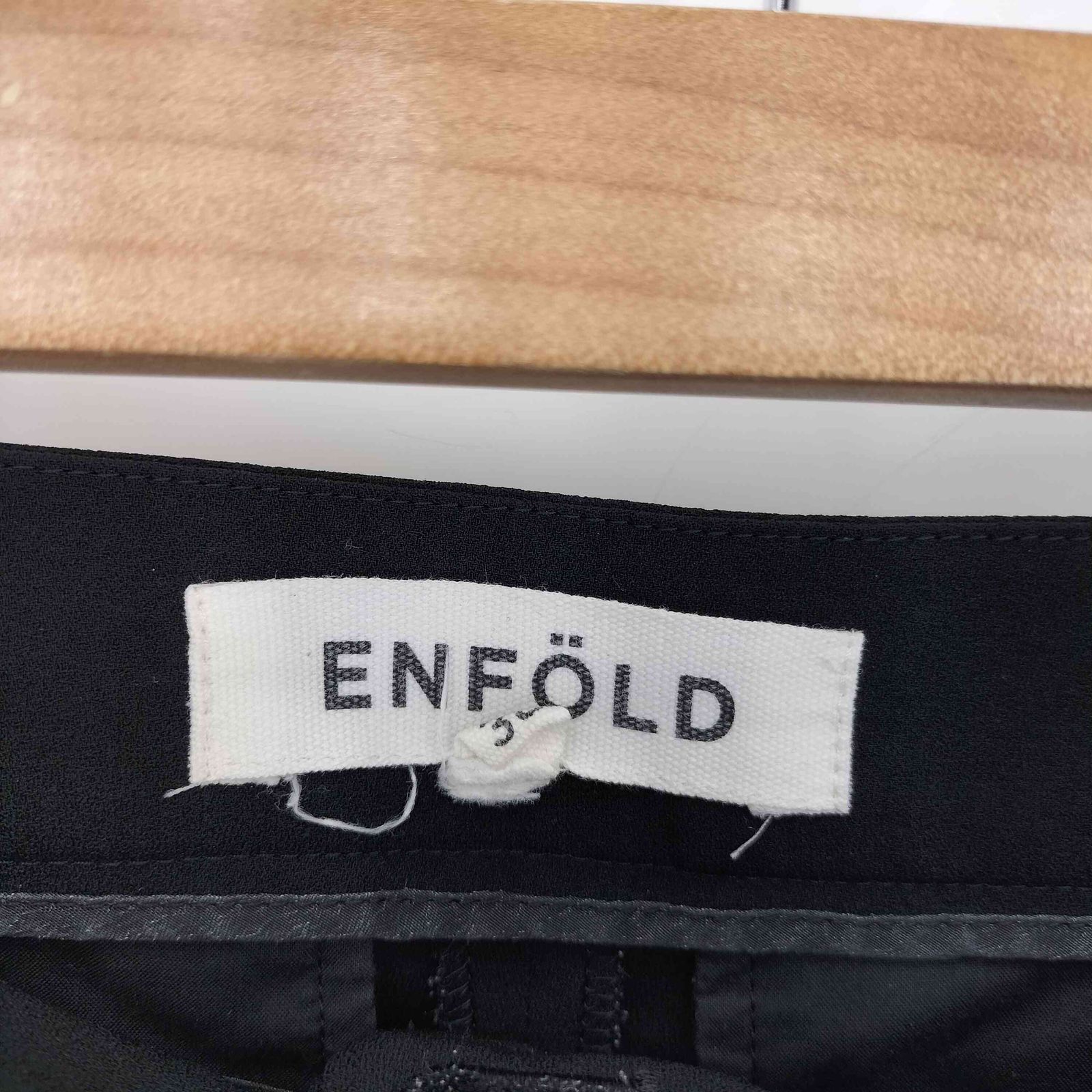 エンフォルド ENFOLD ブラック センタープレス テーパード パンツ