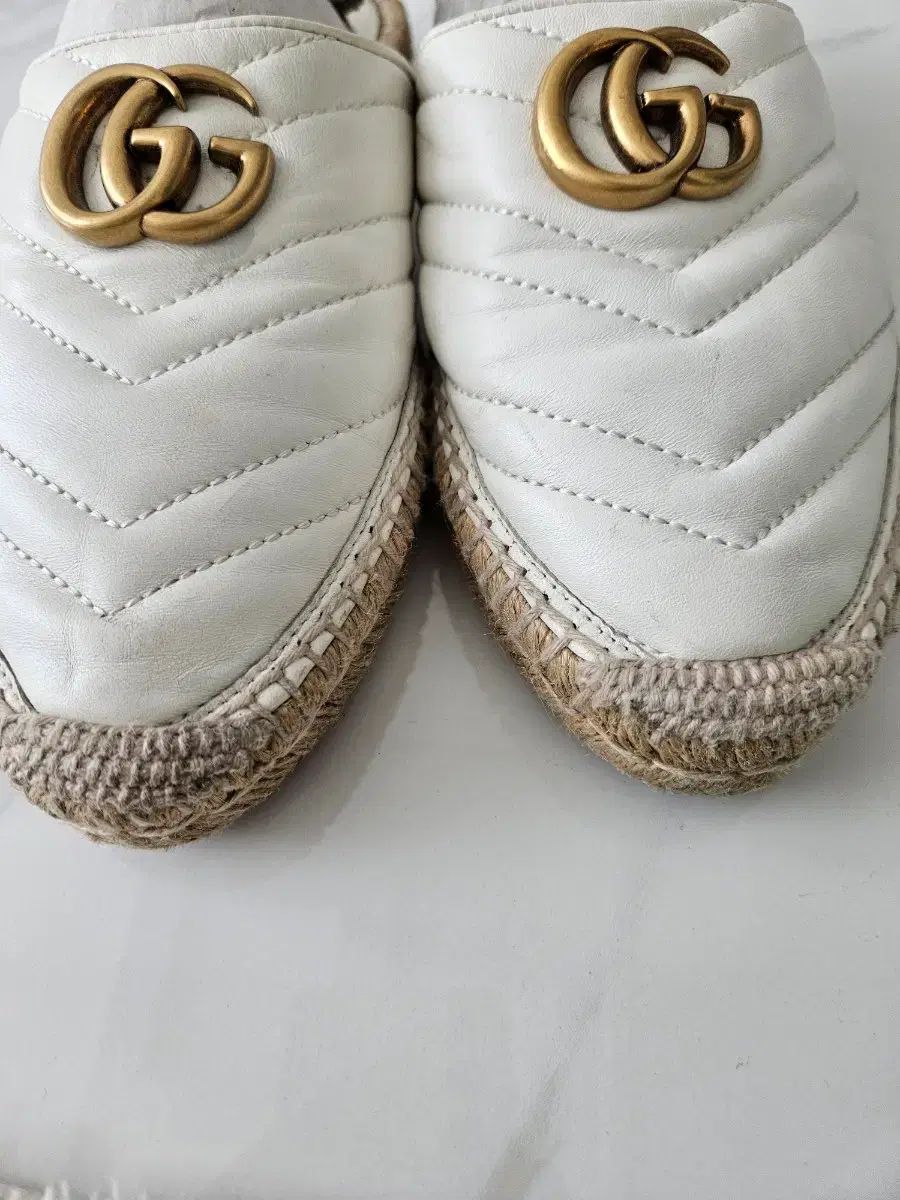 グッチ マーモント エスパドリーユ ミュール スリッパ 白 - メルカリ