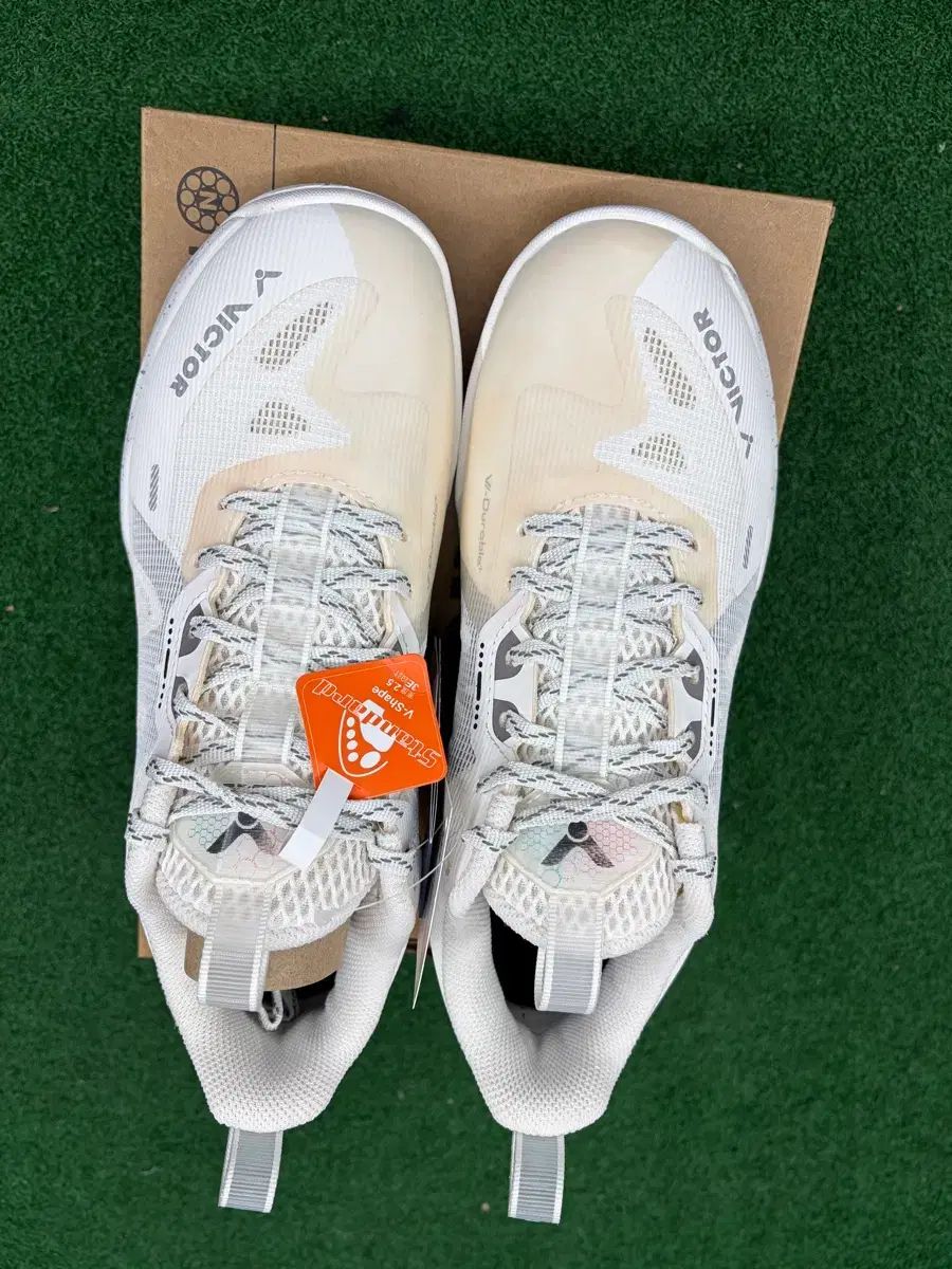 VICTOR（ビクター） バドミントンシューズ 白 S82 ニトロナイト 255