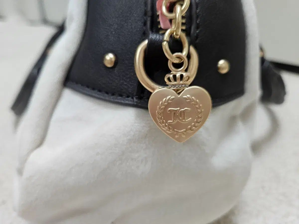 JUICY COUTURE ジューシークチュール 白 ツアーベルベット バッグ