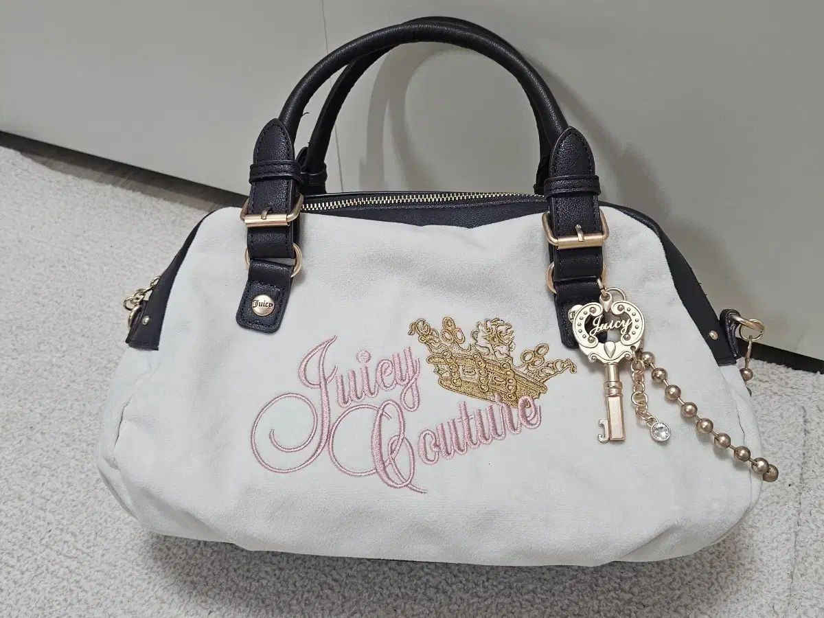 JUICY COUTURE ジューシークチュール 白 ツアーベルベット バッグ