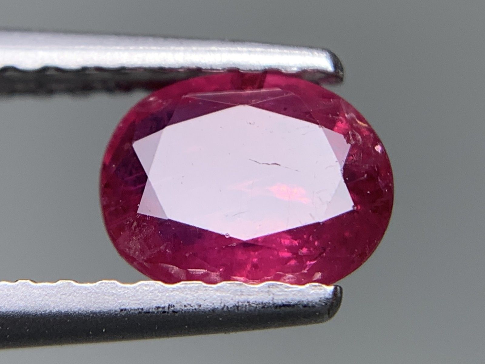 ルビー 天然 0.908ct 宝石ソーティング付き 6.2㎜×5.0㎜×2.9㎜ ルース