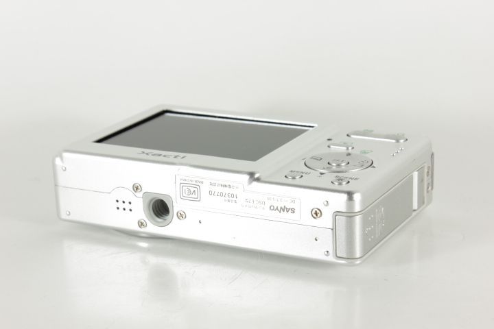 デジカメ　サンヨー 三洋、シンプルになった320万画素デジカメ「Xacti」第2弾