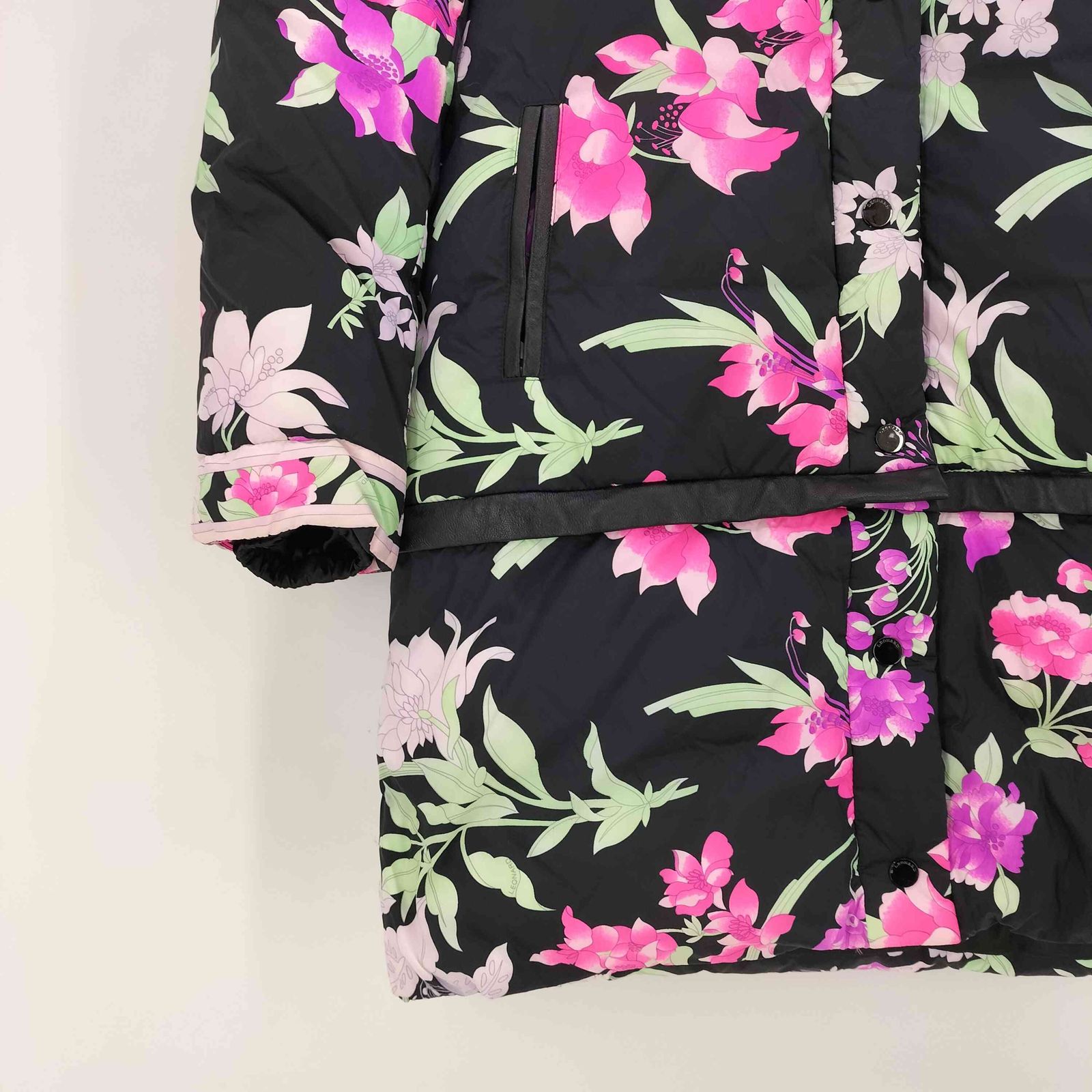 美品✨レオナール　ダウンコート　ロングダウンコート　ロング丈 ファー 花柄 レオナール ダウンコートロング丈 黒 フード ファー 花柄 ピンク 黒