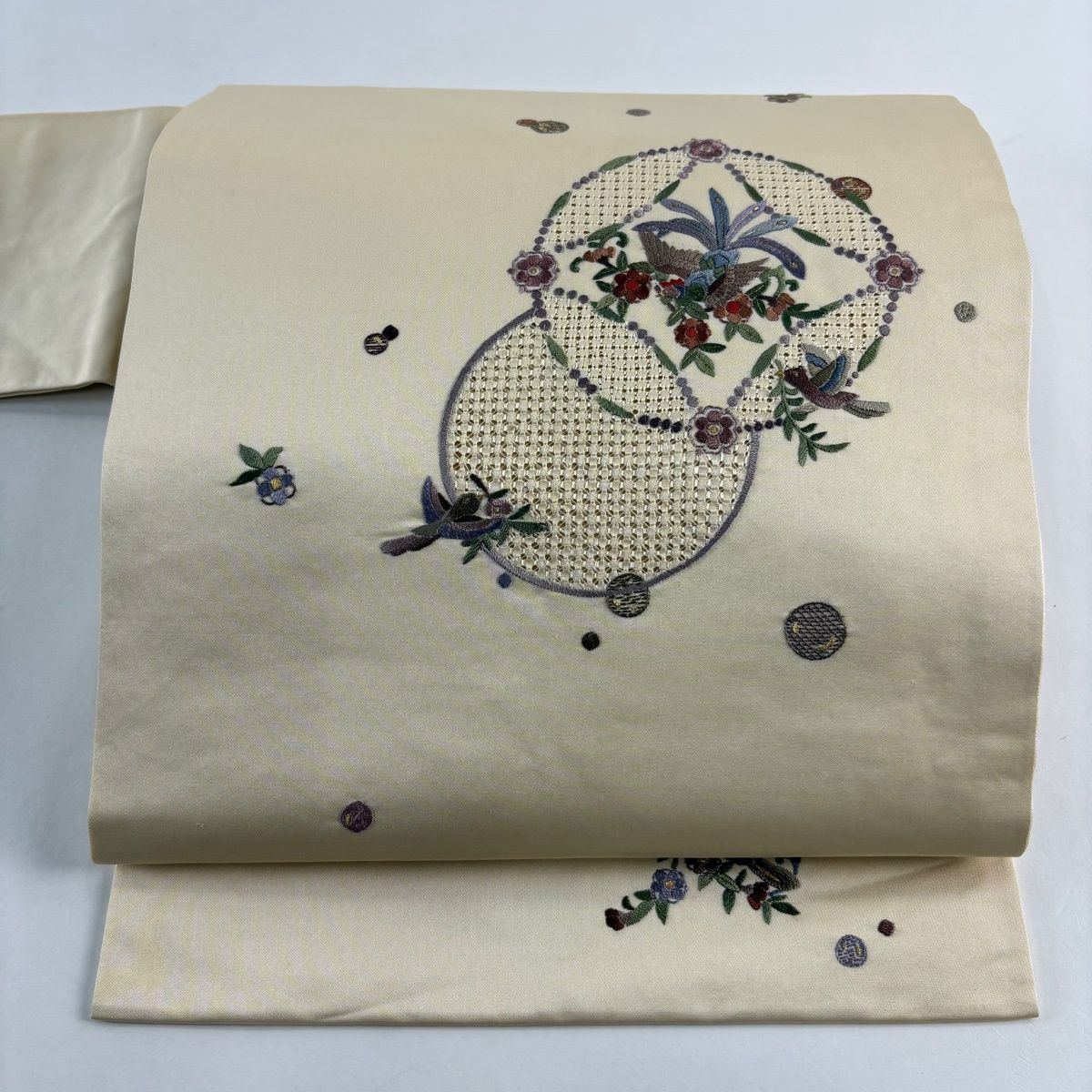 美品】 名古屋帯 秀品 花喰い鳥 草花 金糸 刺繍 ベージュ 正絹 【中古