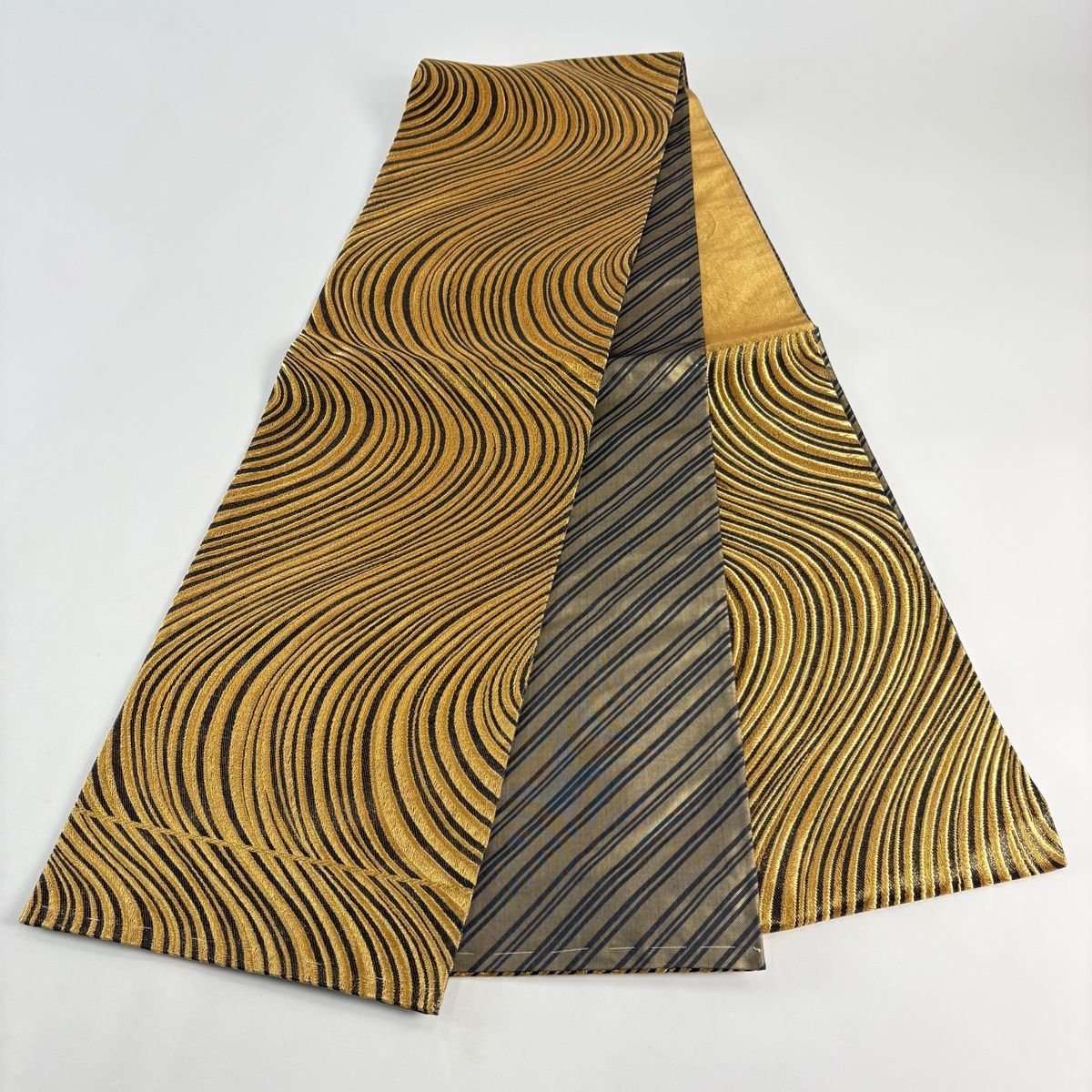 美品】 袋帯 秀品 振袖向き 幾何学 箔 金糸 金色 六通 正絹 【中古