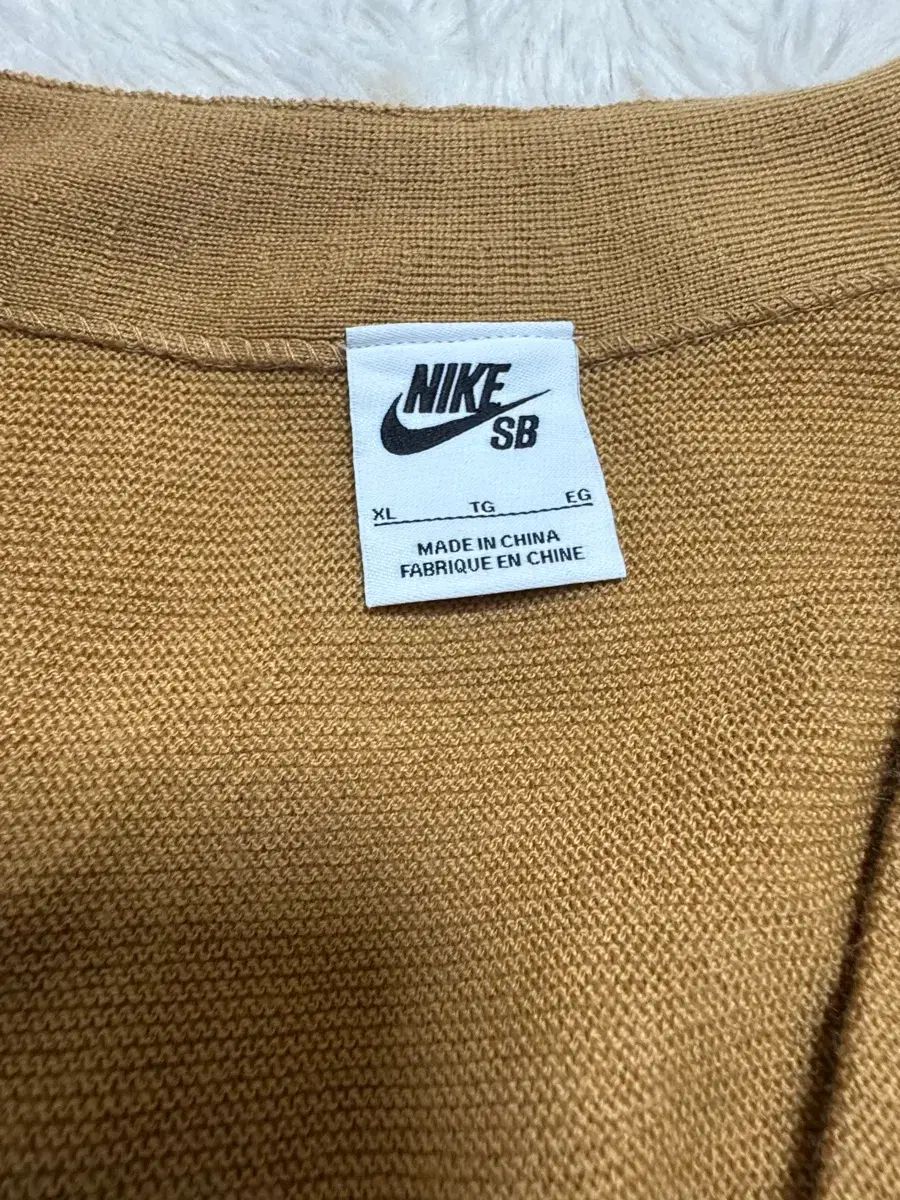 新品 NIKE SB XLサイズ ナイキ カーディガン ブラウン 茶色 ナイキ SB イェローブラウン カーディガン スウッシュ XL 新品 - メルカリ
