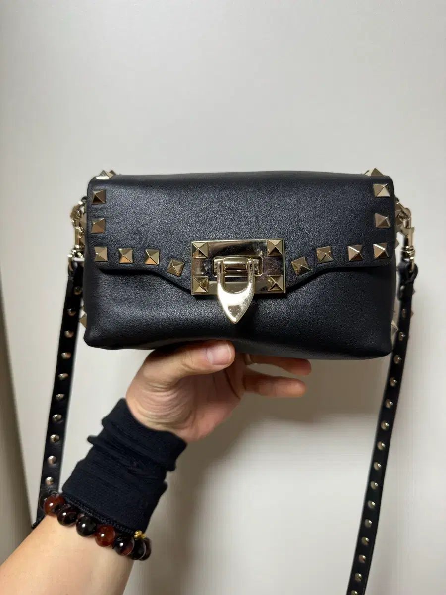ヴァレンティノ ガラヴァーニ ロックスタッズ ミニ クロスボディバッグ