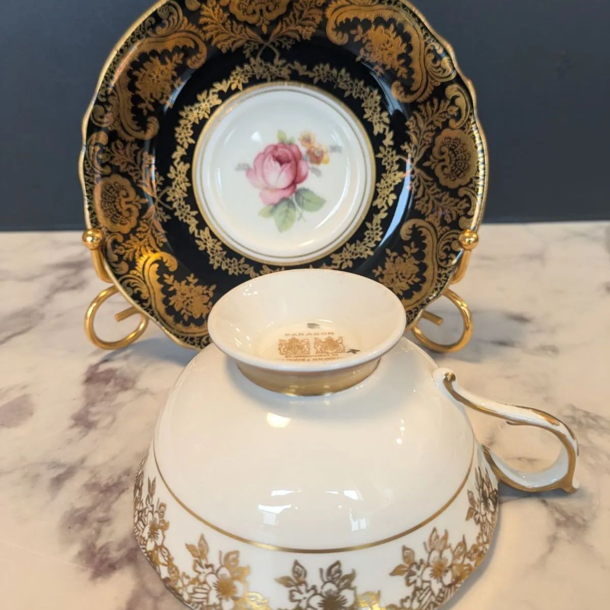 パラゴン カップ＆ソーサー ピオニーシェイプ 金彩ブラック ピンクローズ 希少品 パラゴン カップ＆ソーサー ピオニーシェイプ 金彩ブラック ピンク