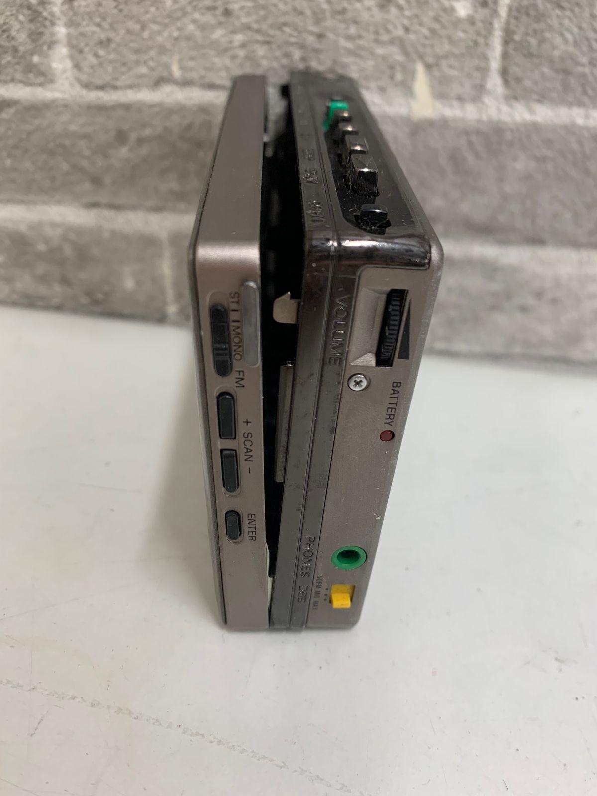 ジャンク品☆ SONY ソニー カセットウォークマン WM-F181 部品取りに