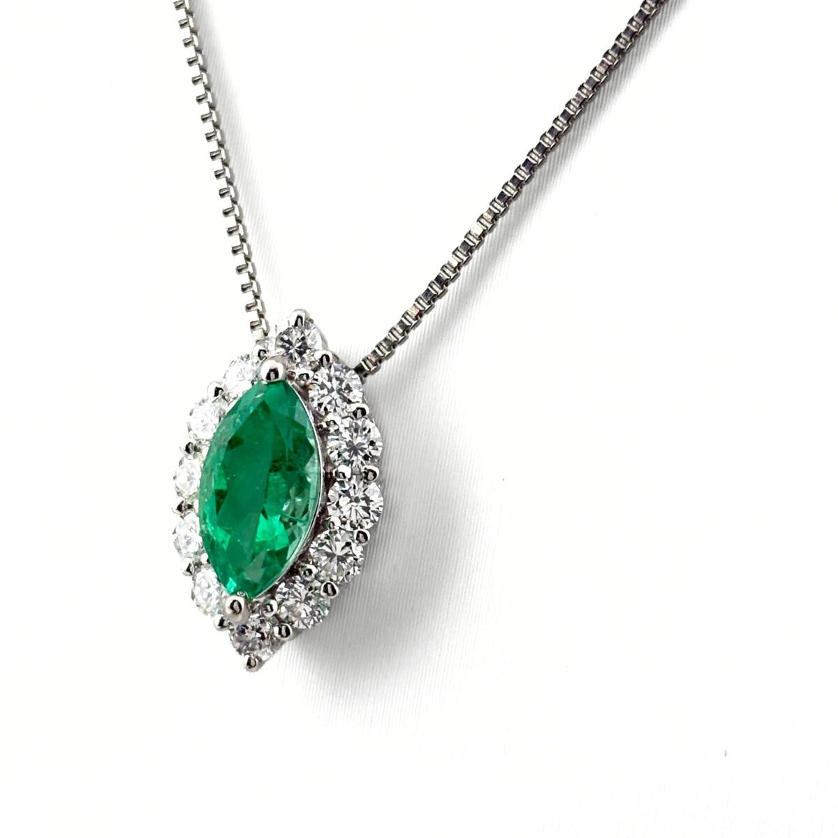 エメラルド デザインネックレス プラチナ ペンダント メレダイヤ