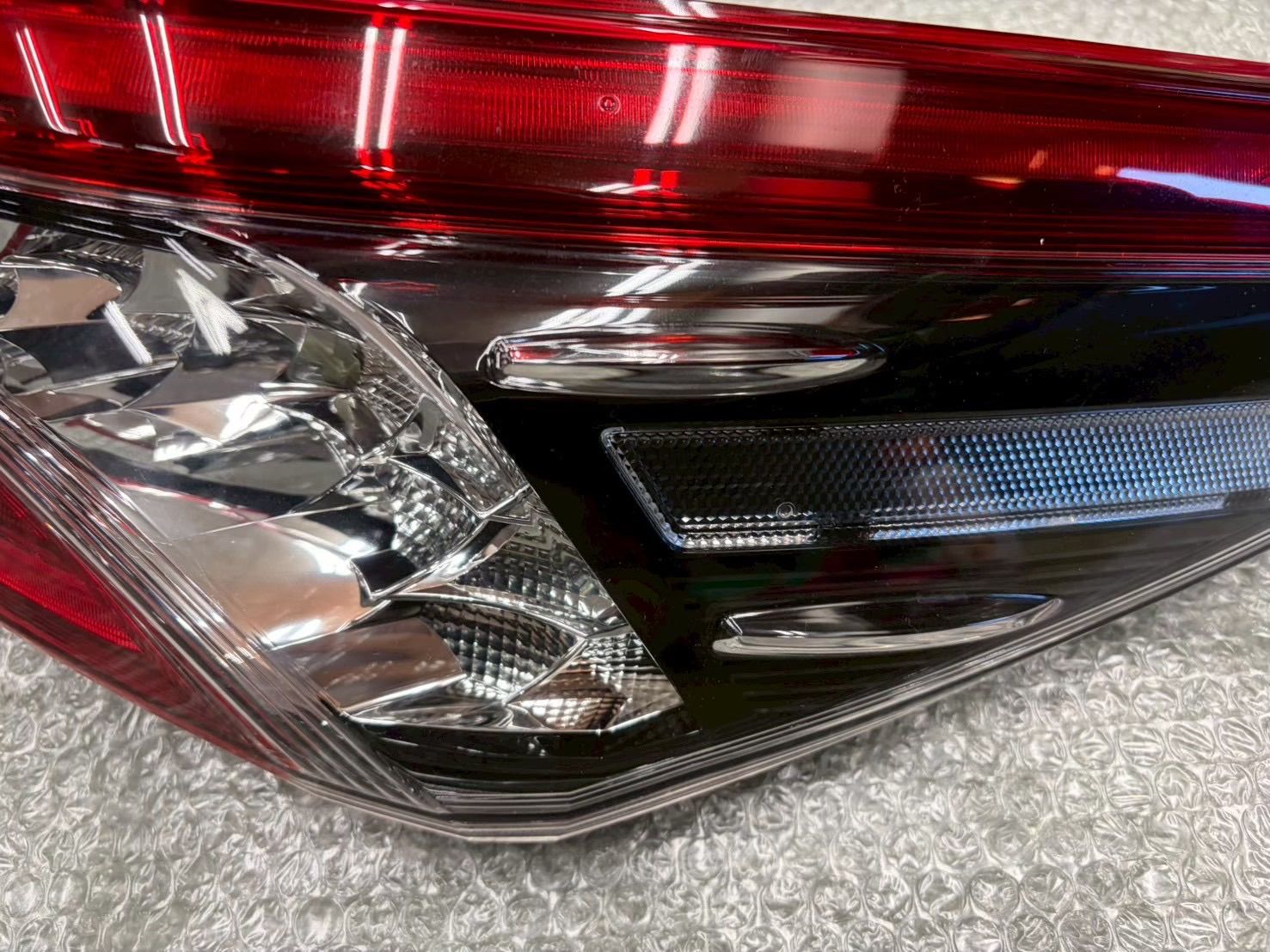 2511-71-02 トヨタ カムリ AXVH70 テールランプ 右 KOITO 33-242