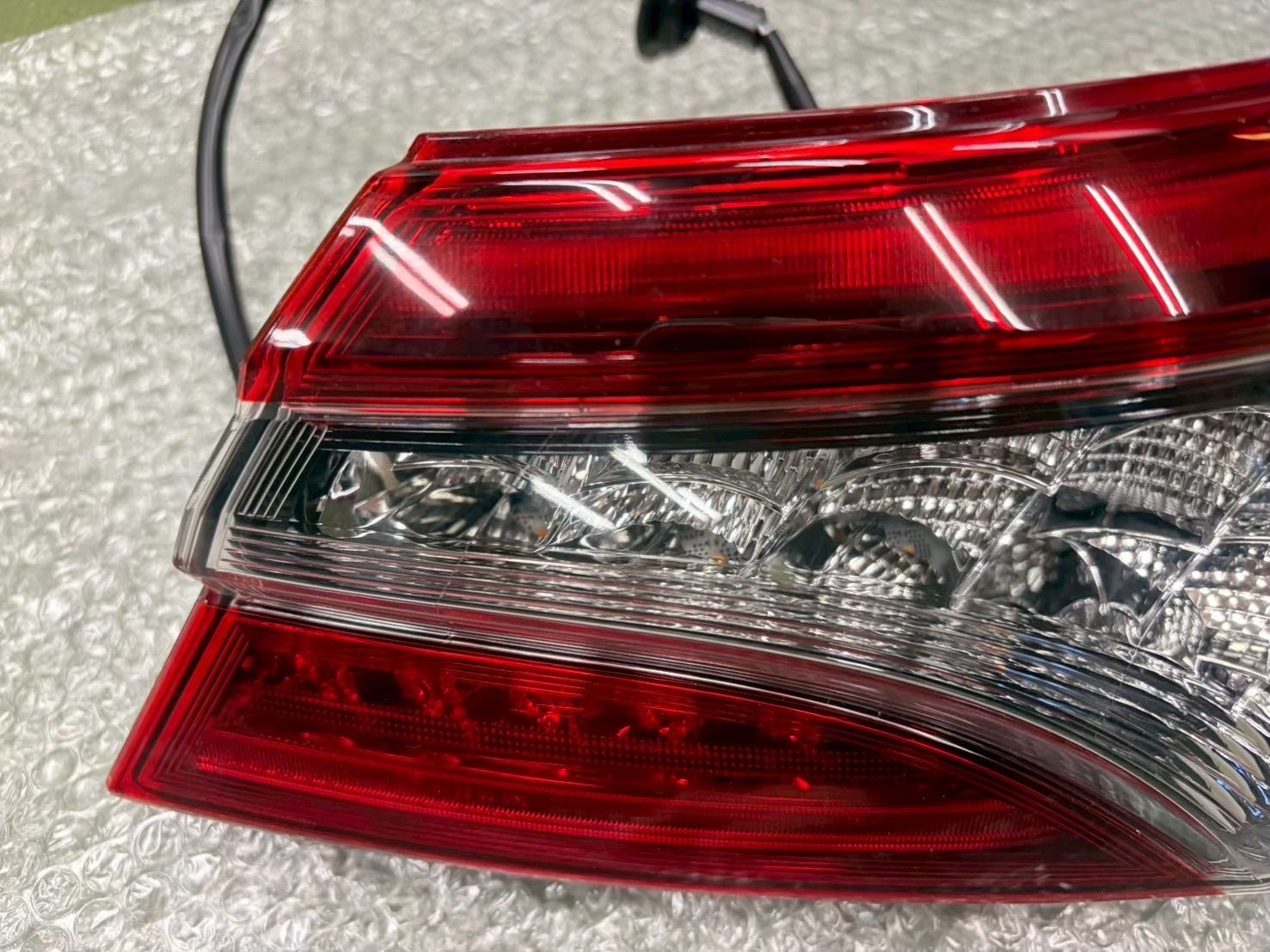 2511-71-02 トヨタ カムリ AXVH70 テールランプ 右 KOITO 33-242