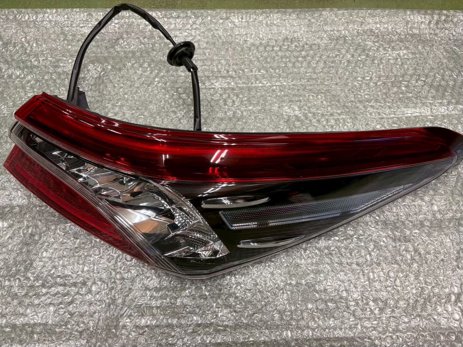 2511-71-02 トヨタ カムリ AXVH70 テールランプ 右 KOITO 33-242