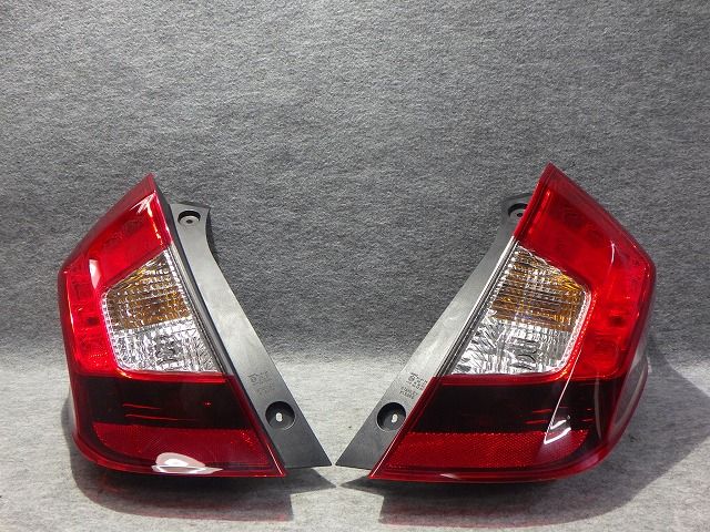 フィット テール左右 GK3/4 前期 W1696G ホンダ 251220217 - メルカリ