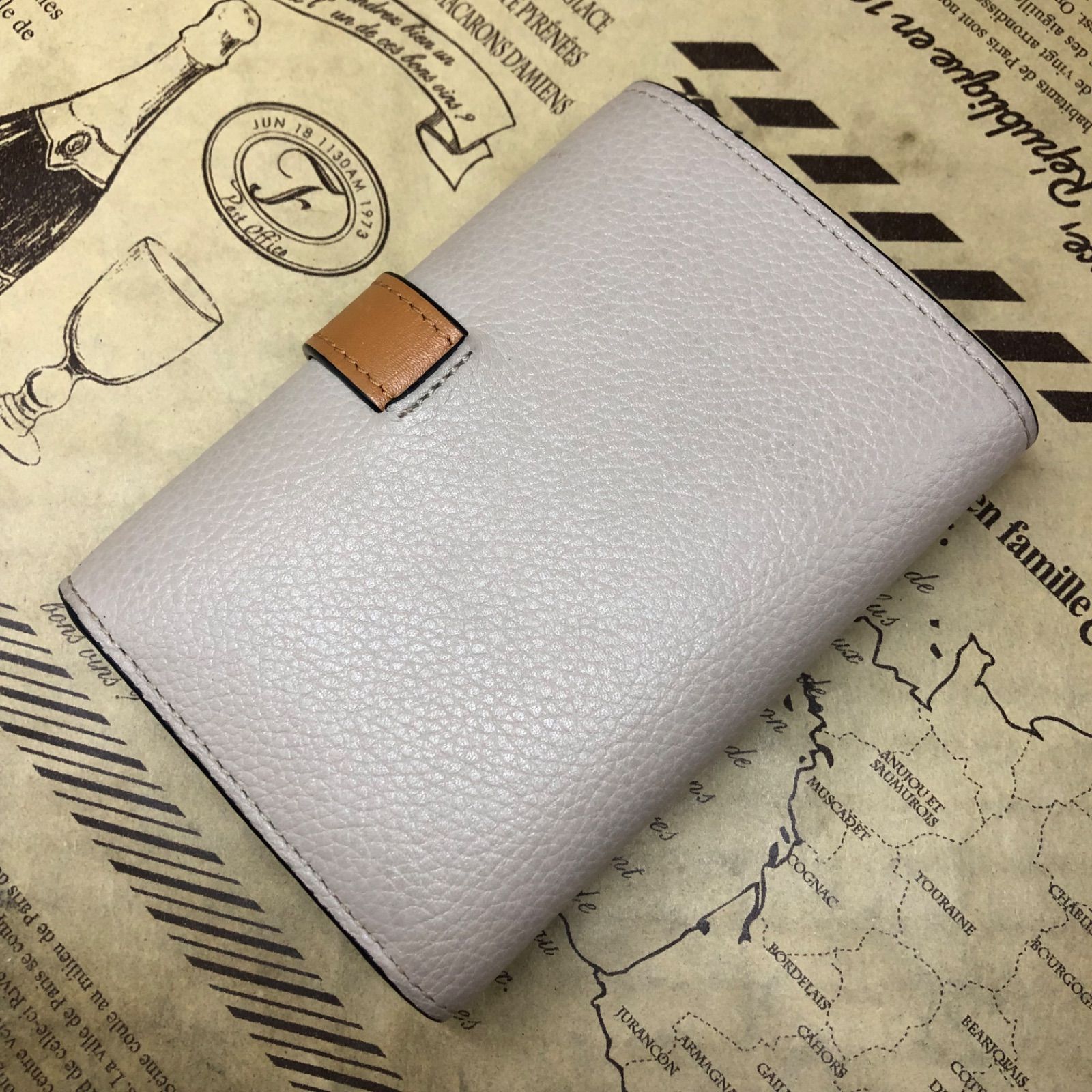 現行 未使用級✨ロエベ ペブル アナグラム 三つ折り財布 グレージュ シボ革 ロエベ LOEWE 三つ折り財布 アナグラム レザー グレージュ/ブラウン