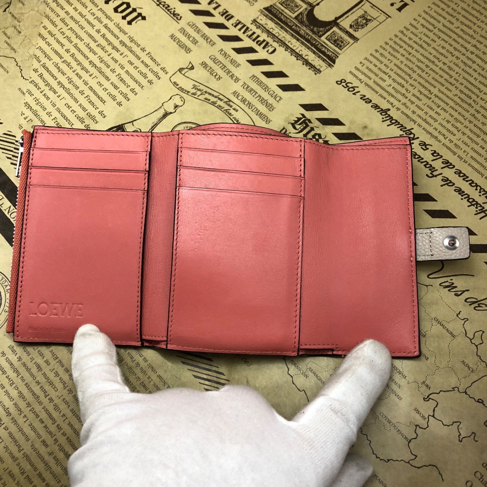 現行 未使用級✨ロエベ ペブル アナグラム 三つ折り財布 グレージュ シボ革 ロエベ 3つ折り 財布 コンパクト アナグラム 革 ベージュピンク FX473