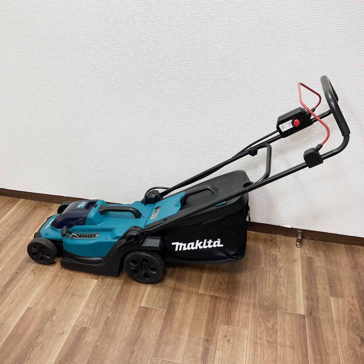 マキタ 芝刈機 MLM330D 縦置き収納 本体 刈込幅330mm Makita - メルカリ