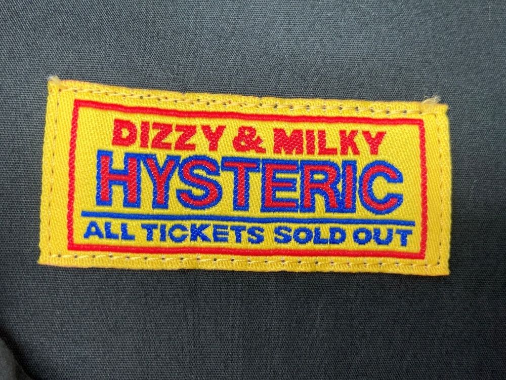 HYSTERIC GLAMOUR ヒステリックグラマー  01213AH06 ﾌﾞﾗｯｸ WELCOME TO HYS TIME ｵｰﾊﾞｰｻｲｽﾞｼｬﾂ F HYSTERIC GLAMOUR（ヒステリックグラマー）の「WELCOME TO HYS TIME