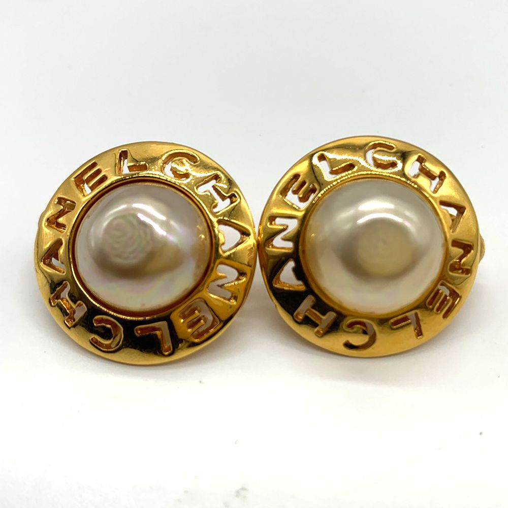シャネル イヤリング パール ロゴ ゴールド 中古 CHANEL - メルカリ