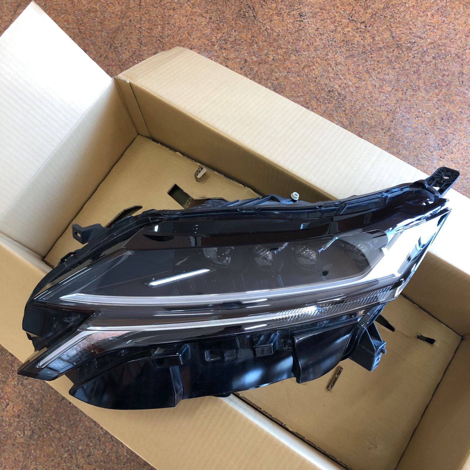 ノート　オーラ　左 ヘッドランプ 26075-6XL4A　純正　E13 ノート オーラ 左 ヘッドランプ 26075-6XL4A 純正 E13 V1