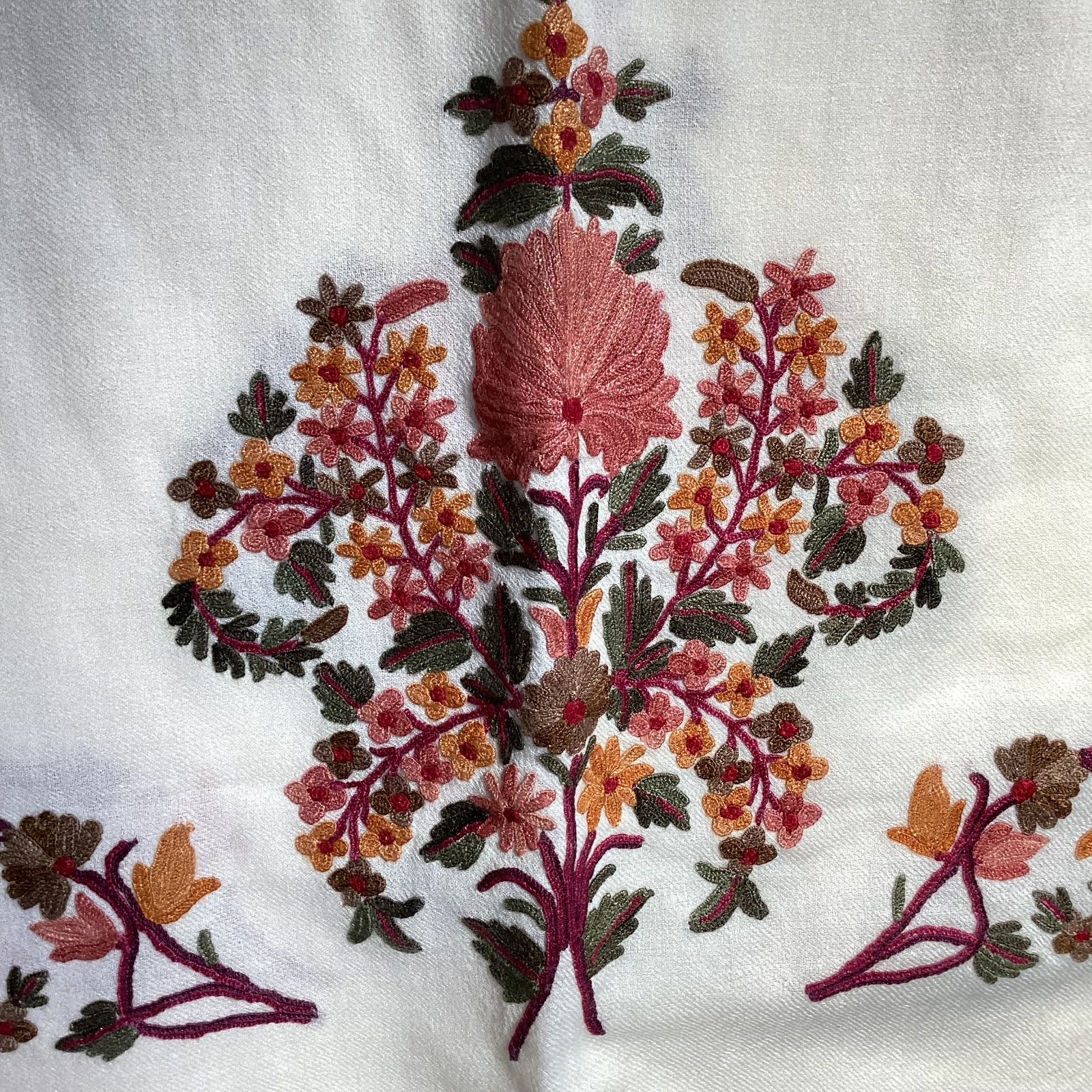 TARA BLANCA ターラブランカ　刺繍ストール TARA BLANCA -手刺繍の世界- | 新風館 ShinPuhKan