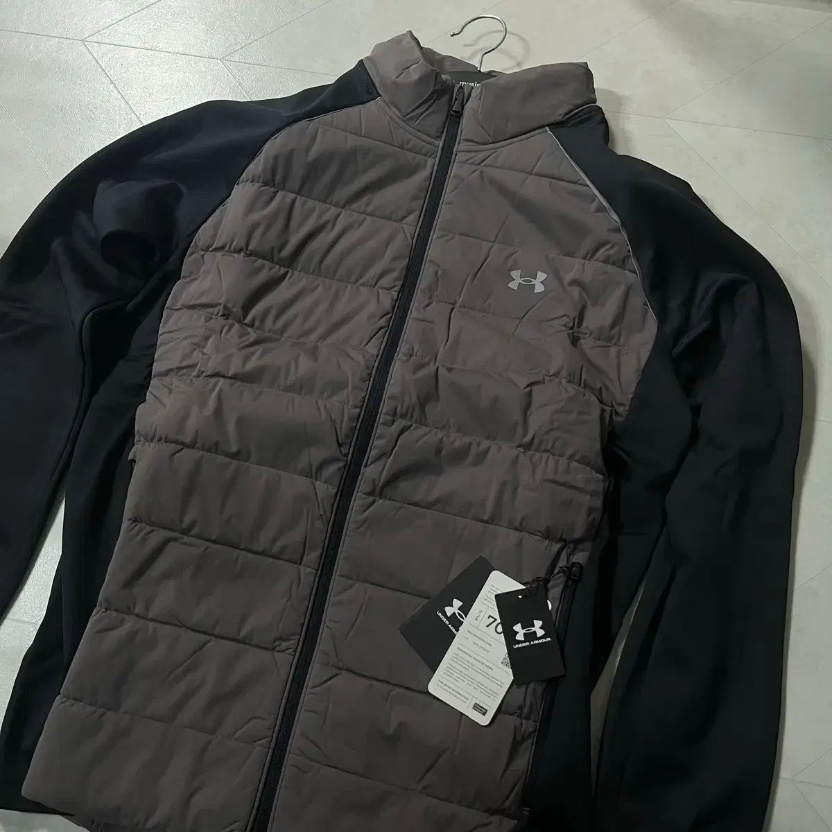 アンダーアーマー ゴルフ ハイブリッド ダウンジャケット 新品(XXL)アンダーアーマー ゴルフ ストレッチ ダウン ハイブリッド