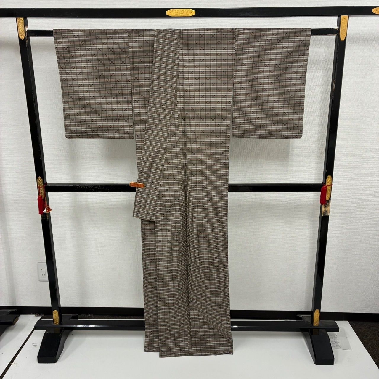 y*i様 着物 裄68 花織 モノトーン格子 身幅大きめ U-7728 花織 洗える着物 格子 上品な加工 化繊 着物 MK-2520 - メルカリ