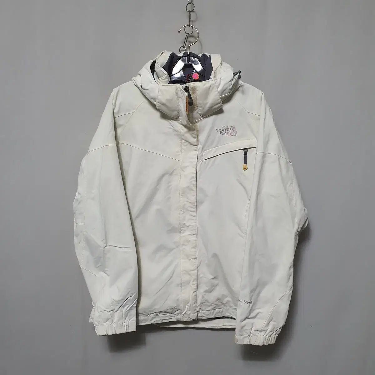 THE NORTH FACE フード付きウィンドブレーカー L ホワイト THE NORTH FACE（ザ ノースフェイス） マウンテンパーカー ウインド