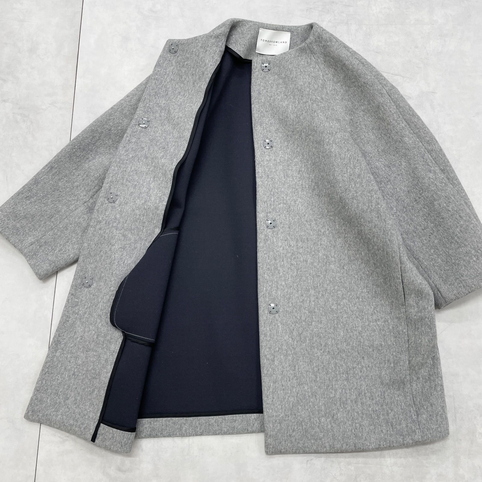 定価4.7万　新品未使用　トゥモローランド　ノーカラージャケット　グレー 36 TOMORROWLAND トゥモローランド ノーカラーコート ミドル グレー