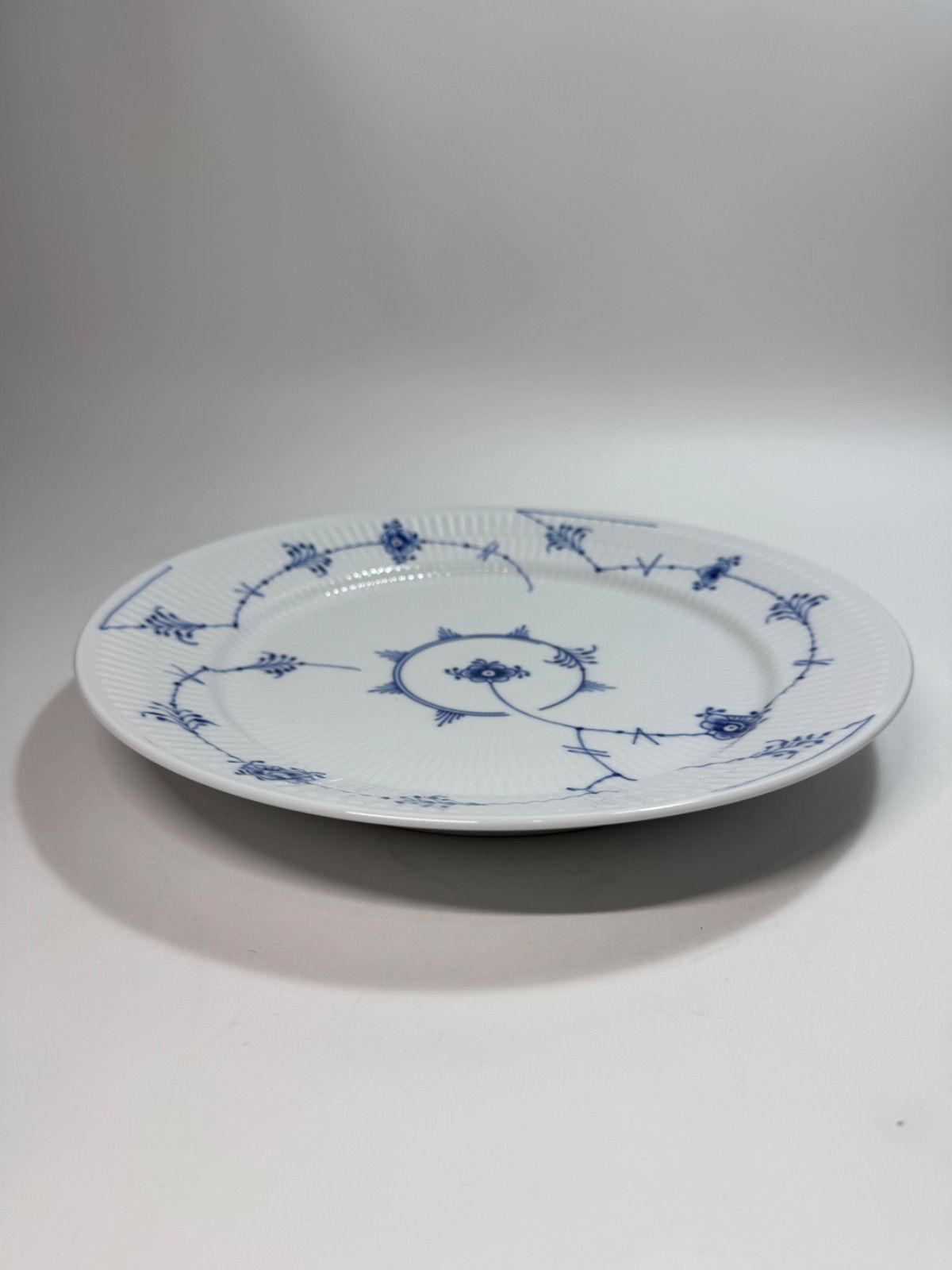 【未使用】ロイヤルコペンハーゲン ブルーフルーテッドプレイン　プレート 27㎝ ブルーフルーテッド プレイン ディーププレート 27cm|ロイヤル