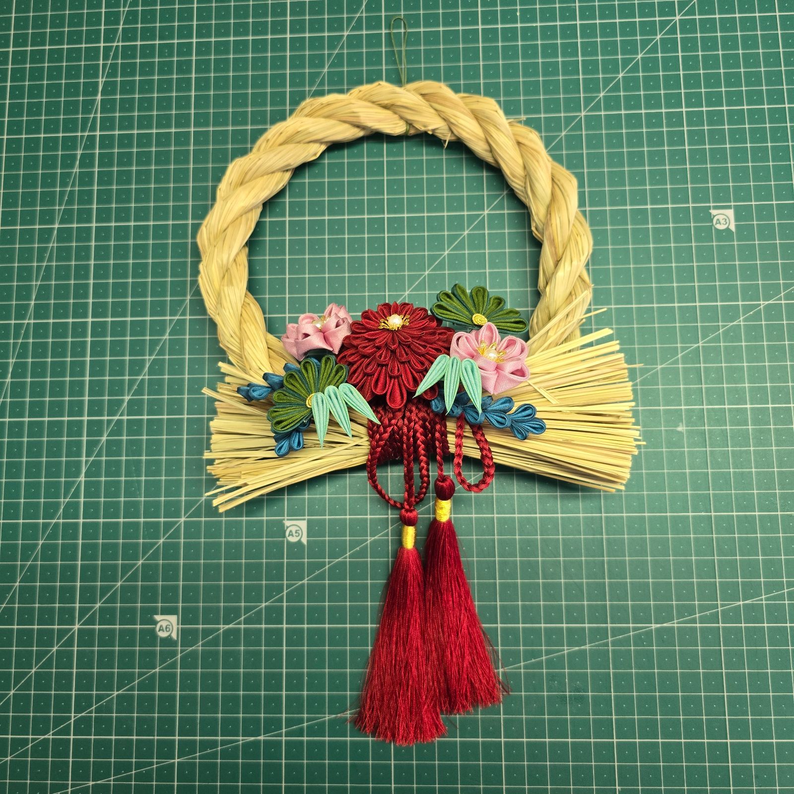 - つまみ細工 flower お正月飾り しめ飾り | しめ縄 0 お正月のしめ縄飾り つまみ細工でできたしめ縄飾りの写真素材 つまみ細工, お正月 飾り, つまみ細工の正月飾り」のアイデア 正月 おがっち様専用