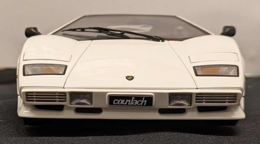 AUTOart 1/18 MILLENNIUM LAMBORGHINI COUNTACH 5000S WHITE 74532